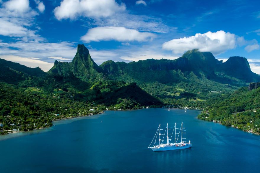 small-cruise-ship-Tahiti