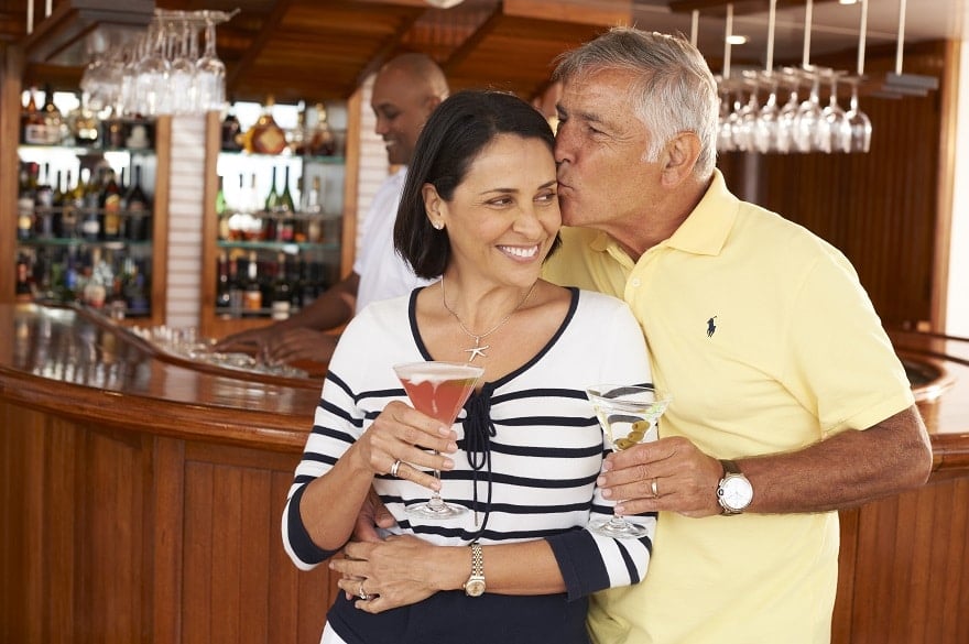 Couple-enjoying-drinks