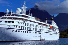 Star Breeze in Tahiti welcomes a new-to-cruise couple./Brendan Harrington